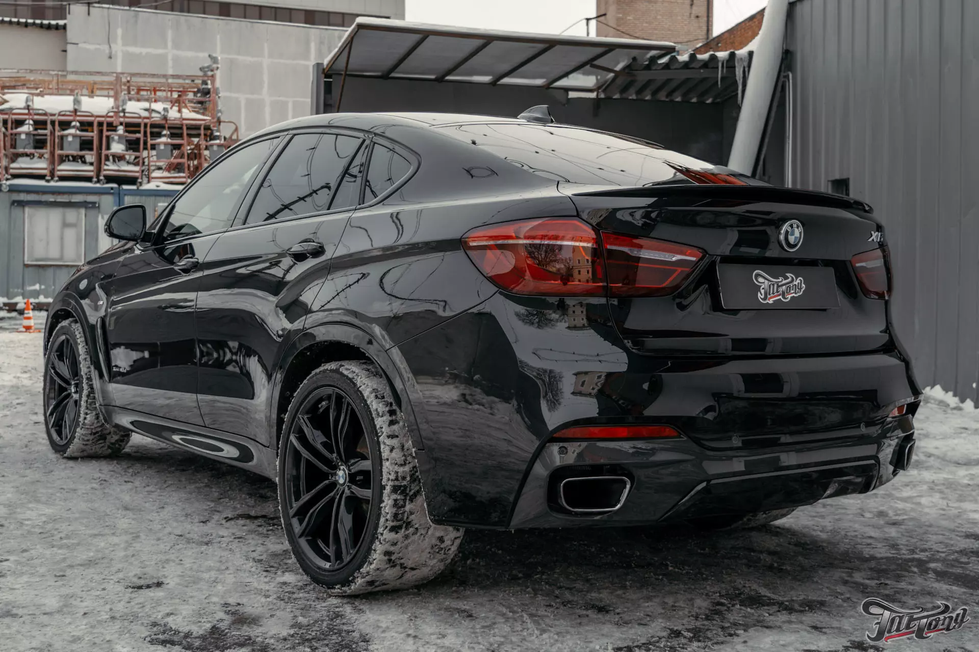 BMW X6. Перетяжка потолка в алькантару. Установка дополнительных сеток в бампер